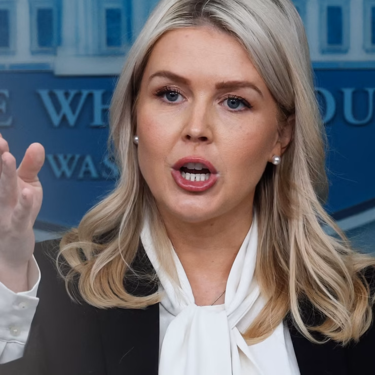 La Casa Blanca retiró temporalmente de servicio el nuevo Air Force One, un avión donado por Qatar al presidente Donald Trump, para realizarle mejoras y actualizaciones, luego de la controversia generada por presuntas fallas en los protocolos de seguridad. La portavoz presidencial, Karoline Leavitt, aseguró que la aeronave es completamente segura para transportar al mandatario, pero explicó que será sometida a trabajos adicionales durante el otoño, un proceso que tomará aproximadamente un mes. Mientras concluyen las modificaciones, Trump volverá a utilizar el antiguo Air Force One, un Boeing 747-200B que ha servido como avión presidencial desde la administración de George H. W. Bush. El mandatario estrenó la aeronave donada por la familia real catarí durante su viaje a Turquía para participar en la cumbre de líderes de la OTAN. Sin embargo, posteriormente utilizó el avión presidencial tradicional para trasladarse al Reino Unido, antes de abordar nuevamente el avión catarí para regresar a Estados Unidos. De acuerdo con The New York Times, el cambio de aeronave respondió a una recomendación del Servicio Secreto, que expresó preocupaciones de seguridad debido al recrudecimiento de las tensiones con Irán, país fronterizo con Turquía. La donación del avión fue aceptada por el Pentágono el año pasado, aunque generó críticas por un posible conflicto de intereses y dudas sobre las condiciones de seguridad del aparato. Trump ha señalado que utilizará la aeronave de forma provisional mientras Boeing concluye la fabricación de los dos nuevos aviones presidenciales encargados durante su primer mandato, cuya entrega ha sufrido múltiples retrasos. Asimismo, adelantó que, una vez finalice su gestión en 2029, el avión catarí será exhibido en el centro presidencial que proyecta construir en Miami.